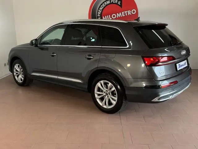 Audi Q7 view 3