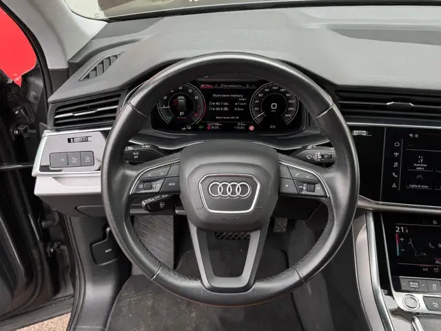 Audi Q7 view 8