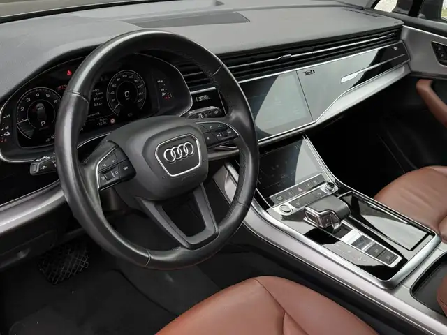 Audi Q7 view 7
