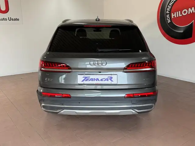 Audi Q7 view 4