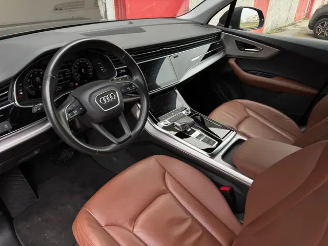 Audi Q7 view 5