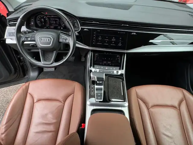 Audi Q7 view 6