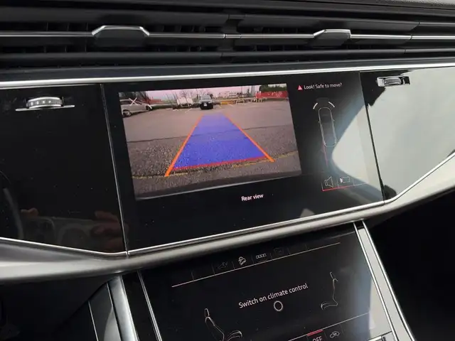 Audi Q7 view 14