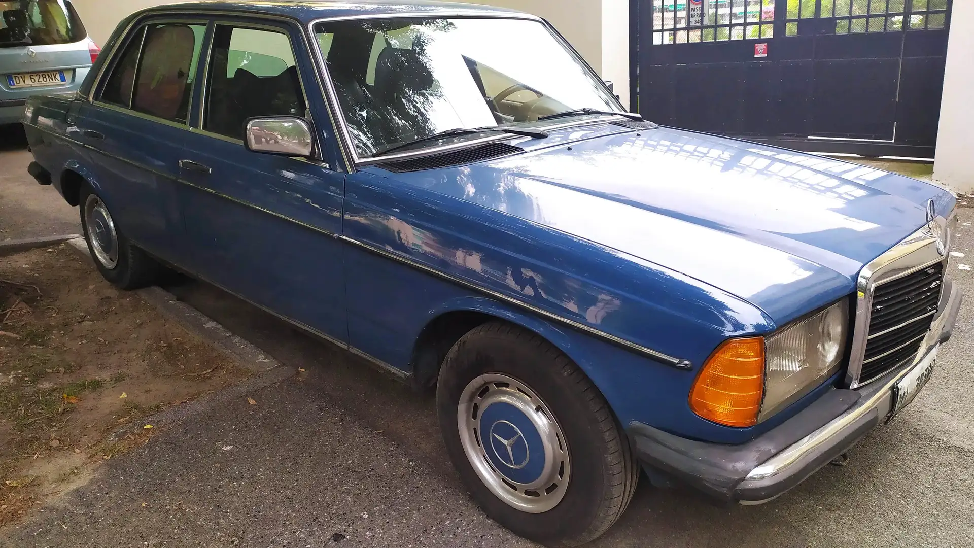 Mercedes-Benz 240 DIESEL Blau - 2