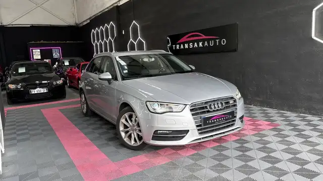 Audi A3 AMBIENTE 1.6 TDi 105 cv SIEGE TISSU RADAR DE RECUL CARNET A JOUR