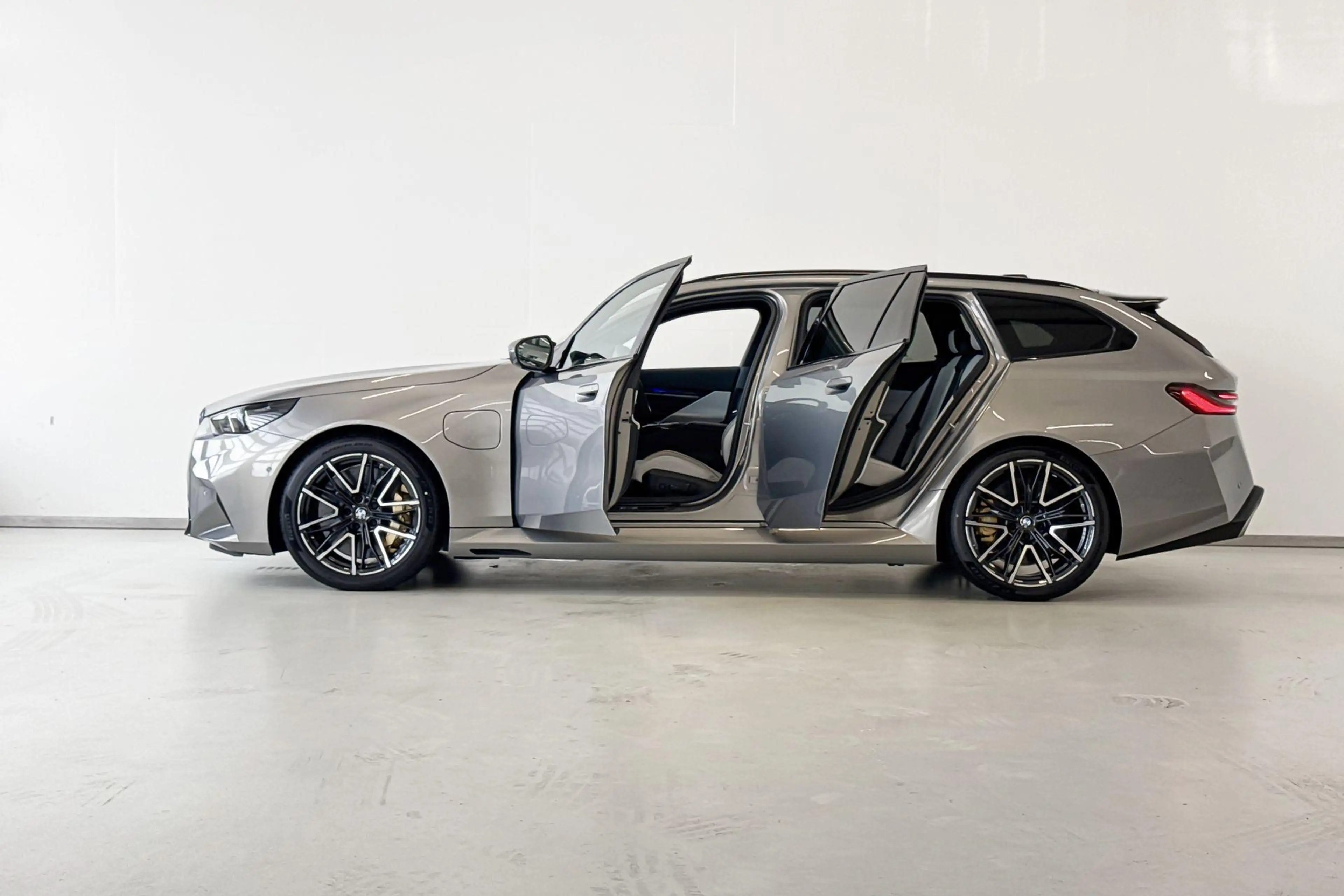 BMW M5 Touring M Drive Professional — photo 3