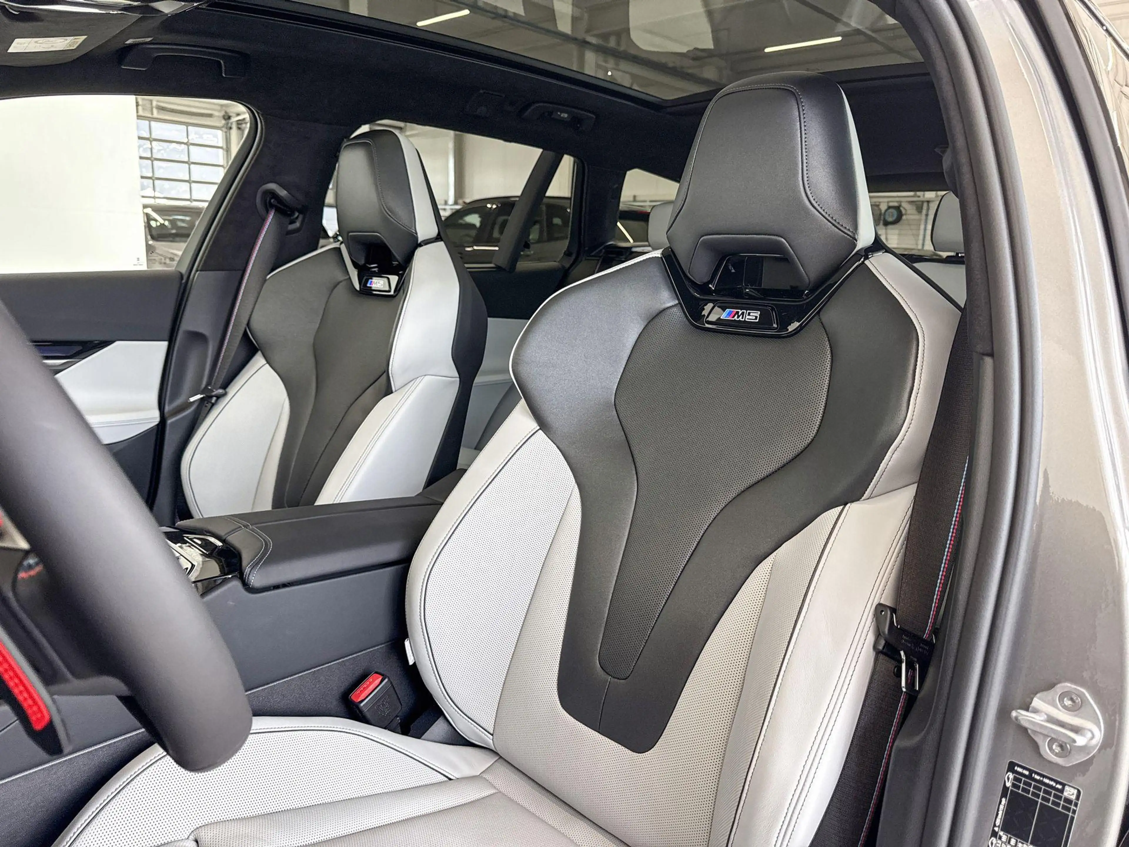 BMW M5 Touring M Drive Professional — photo 9