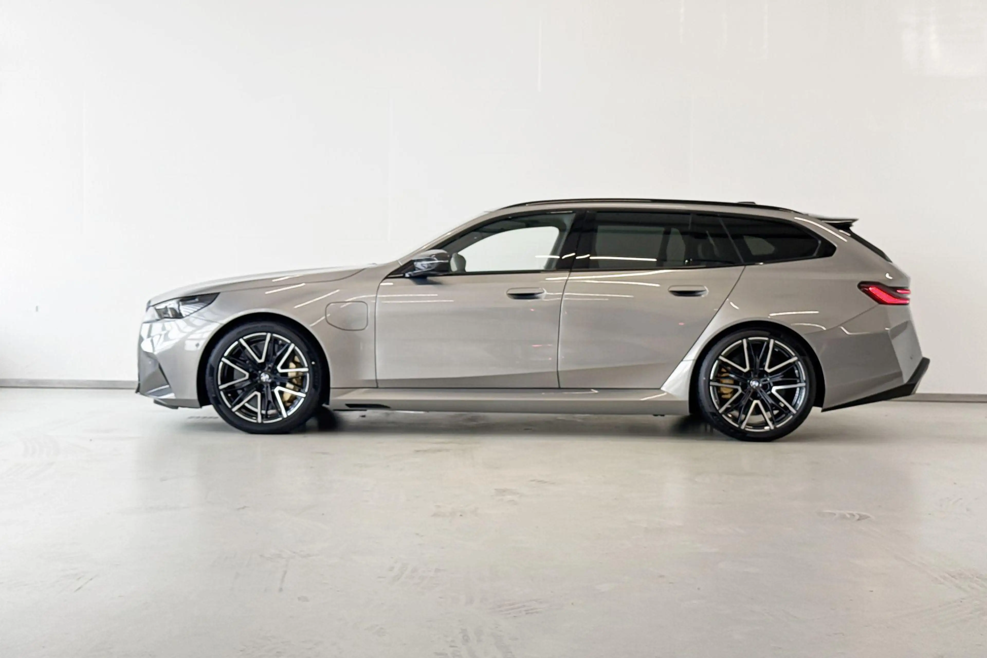 BMW M5 Touring M Drive Professional — photo 2