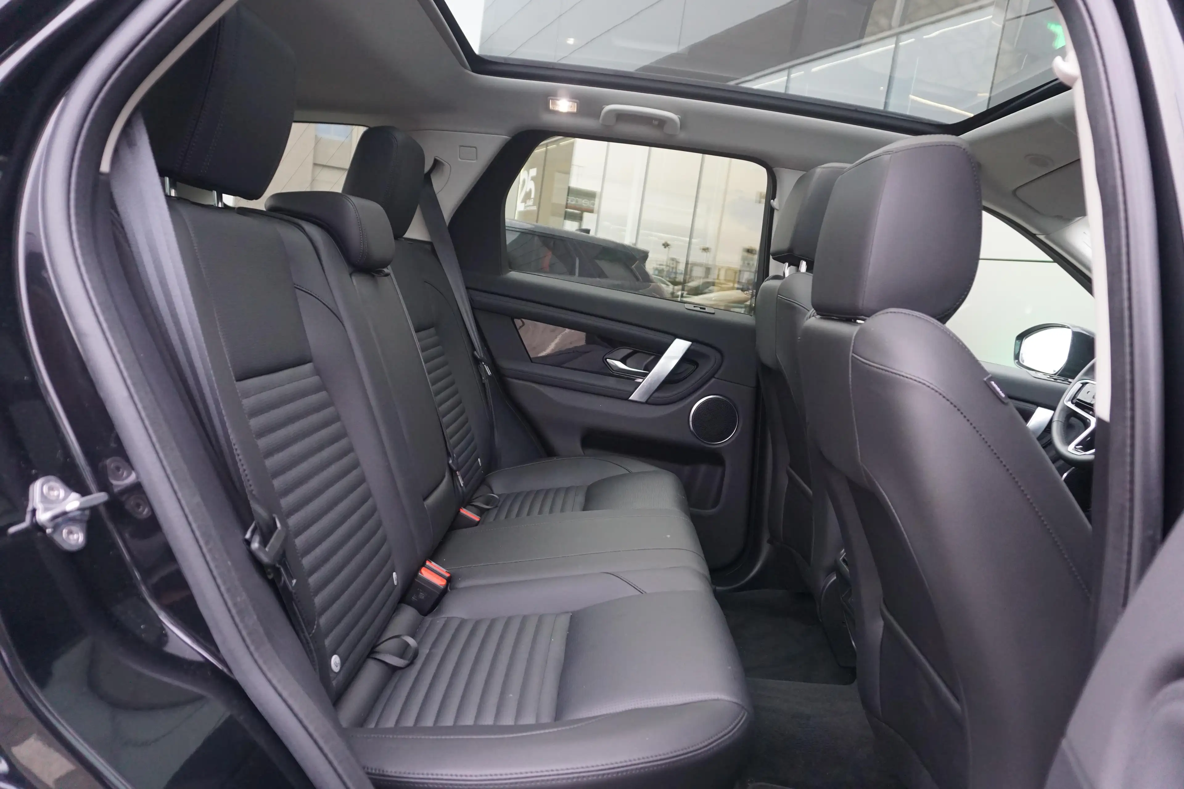 Land Rover Discovery Sport S — photo 11