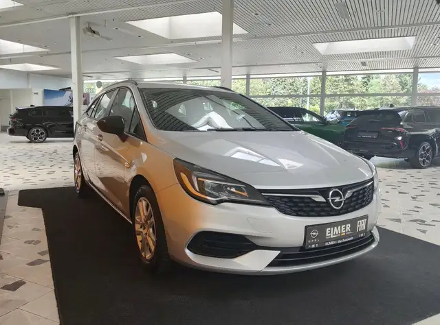 Opel Astra view 3