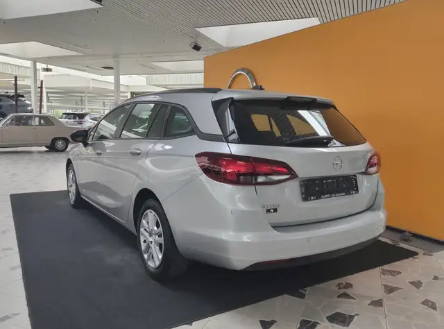 Opel Astra view 5