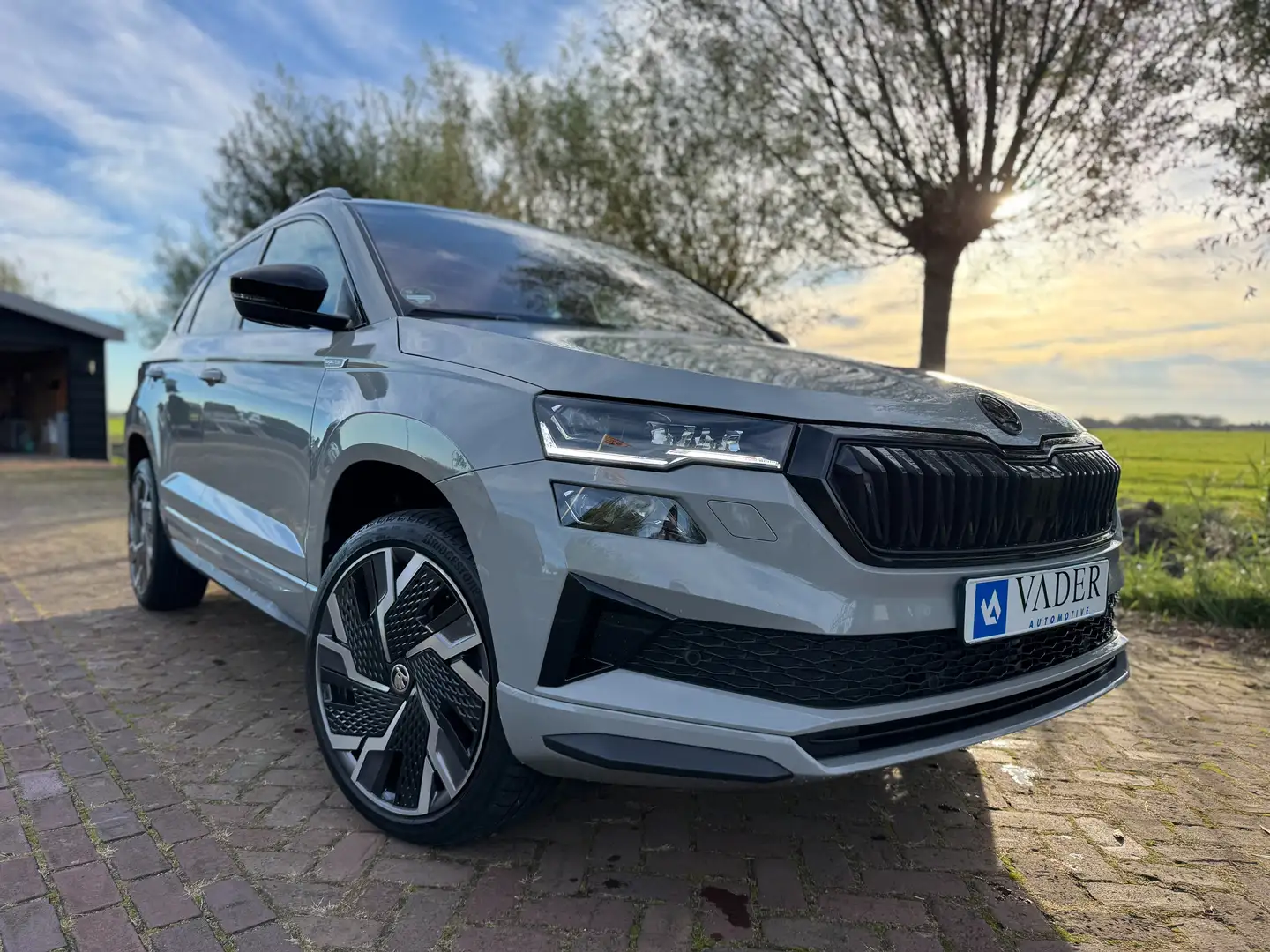 Skoda Karoq 1.5 TSI ACT DSG Sportline Pano Virtual ACC 19 Inch Grijs - 1
