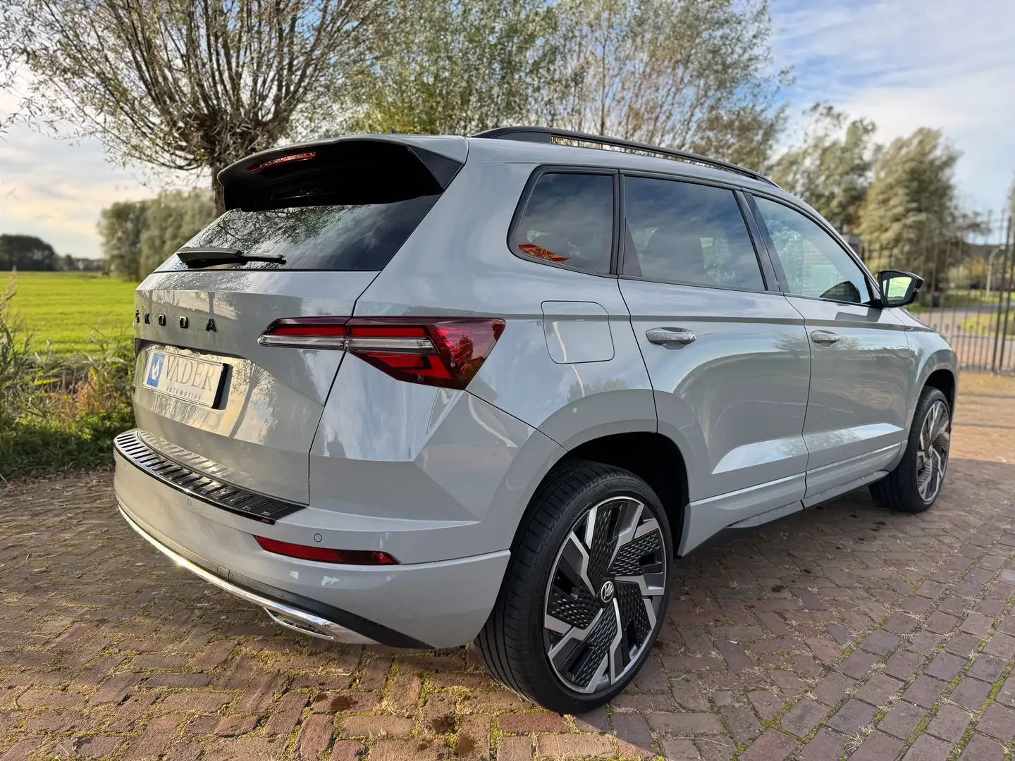Skoda Karoq 1.5 TSI ACT DSG Sportline Pano Virtual ACC 19 Inch Grijs - 2