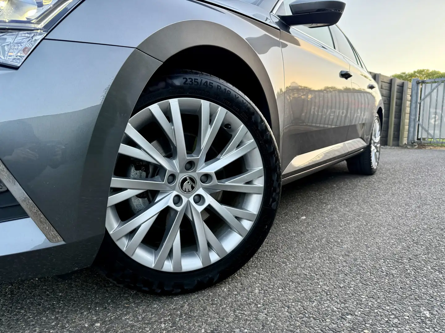Skoda Superb Combi 1.4 TSI iV Business Edition Plus NL-auto, de Gris - 2