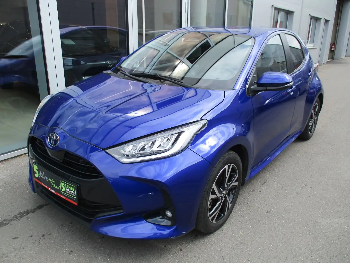 Toyota Yaris 1.5 VVT-i Hybrid Active Drive Blau - 2
