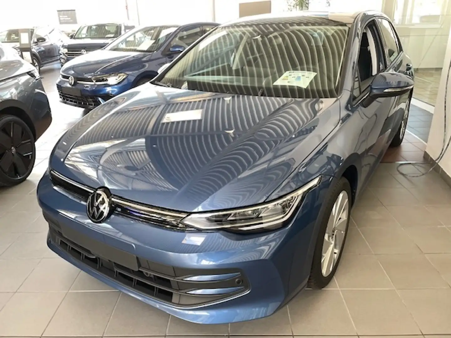 Volkswagen Golf VIII 1.5 TSI 85 kW Life AHK-el.El. Panodach digita Blauw - 2