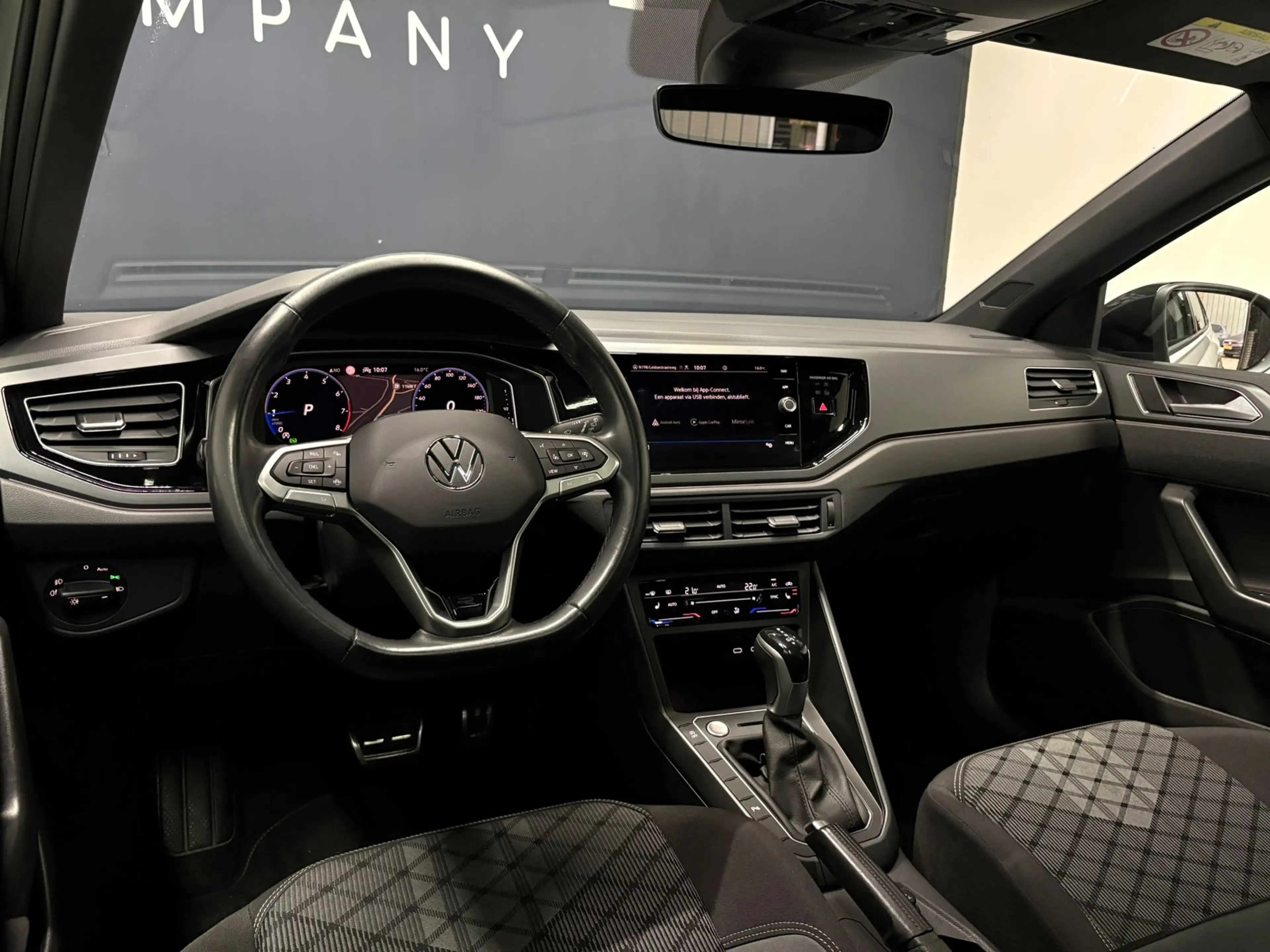 Volkswagen Taigo 1.0 TSI R-Line Pano Keyless Trekhaak Camera Full O — photo 11