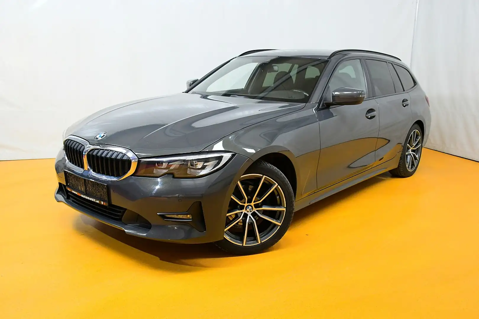 BMW 318 d Touring Aut. Grau - 1