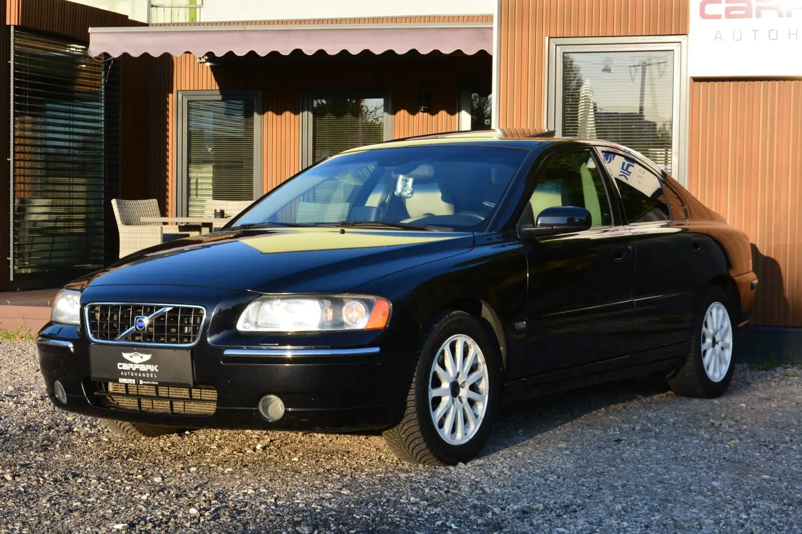 Volvo S60 2,4 Summum Aut. Schwarz - 2