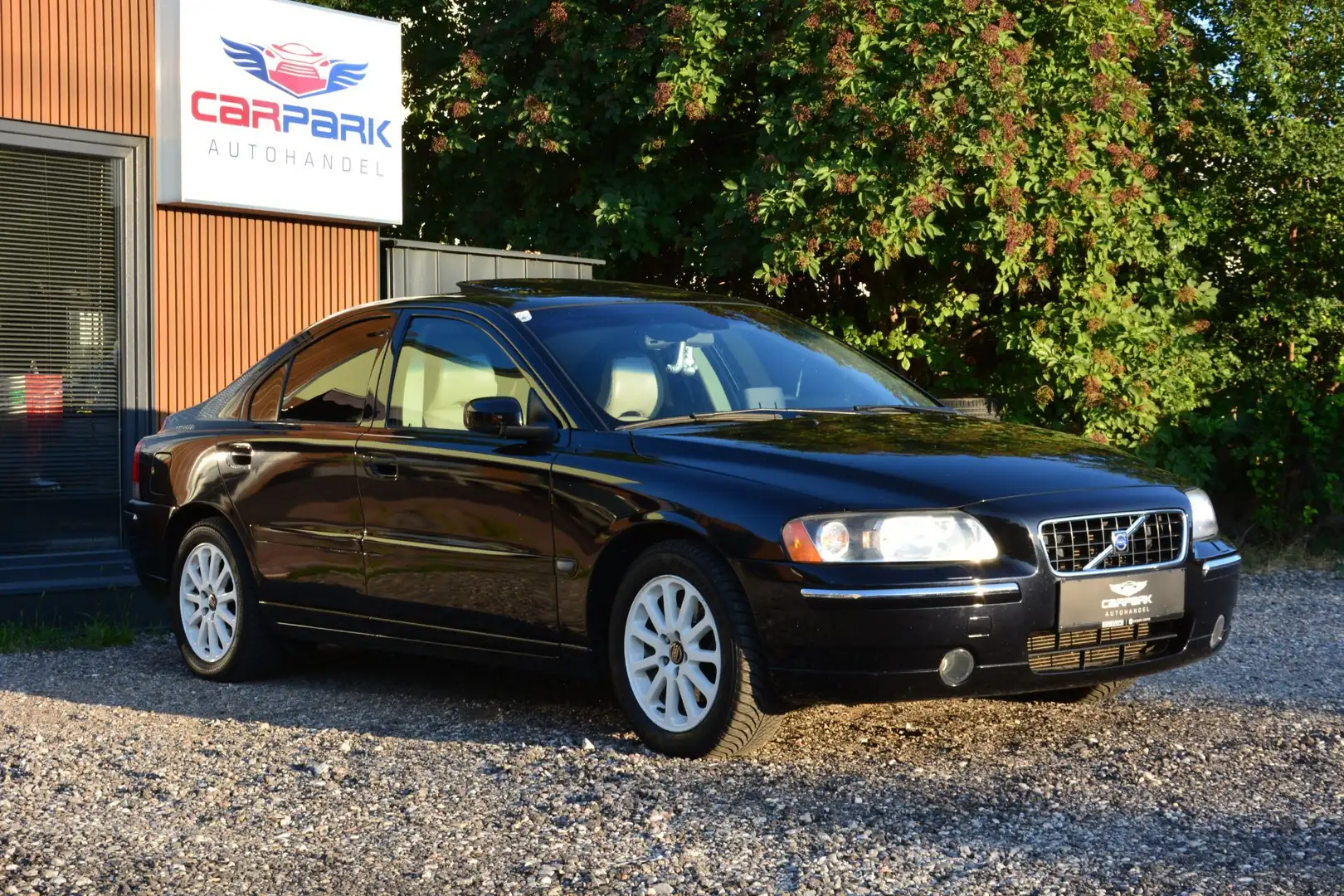 Volvo S60 2,4 Summum Aut. Schwarz - 1