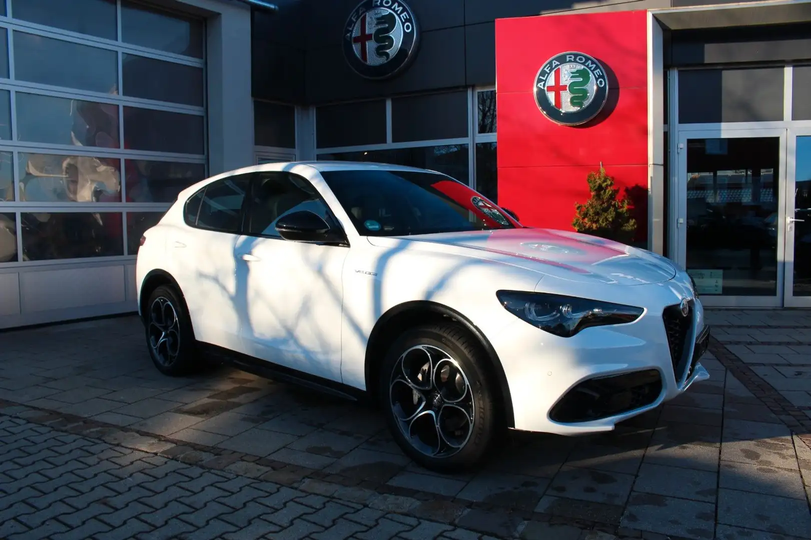 Alfa Romeo Stelvio Veloce Q4 Matrix -LED Weiß - 2