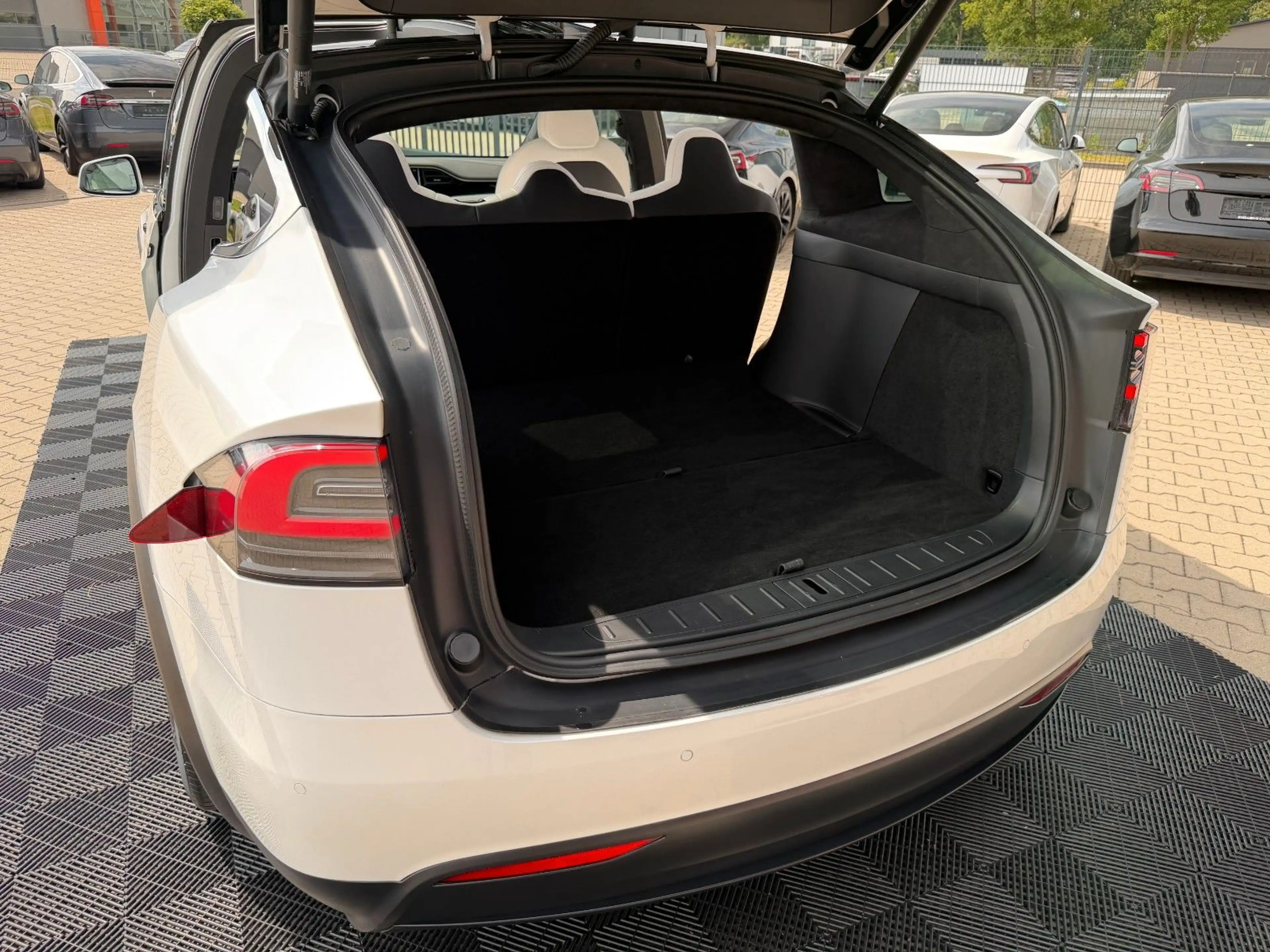 Tesla Model X MODEL X LONG RAVEN PLUS | WHITE ON WHITE | — photo 12