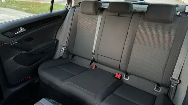 Volkswagen Golf view 9