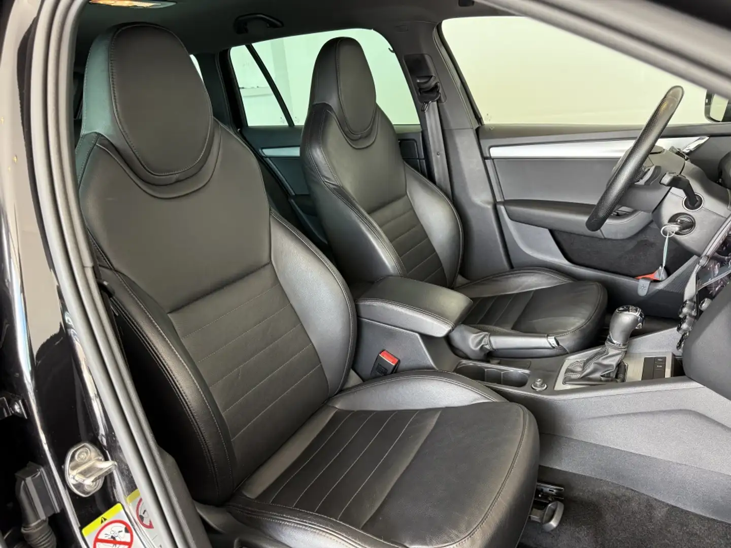 Skoda Octavia Combi 1.5 TSI Sport Business Automaat, PDC, Leder, Negro - 2