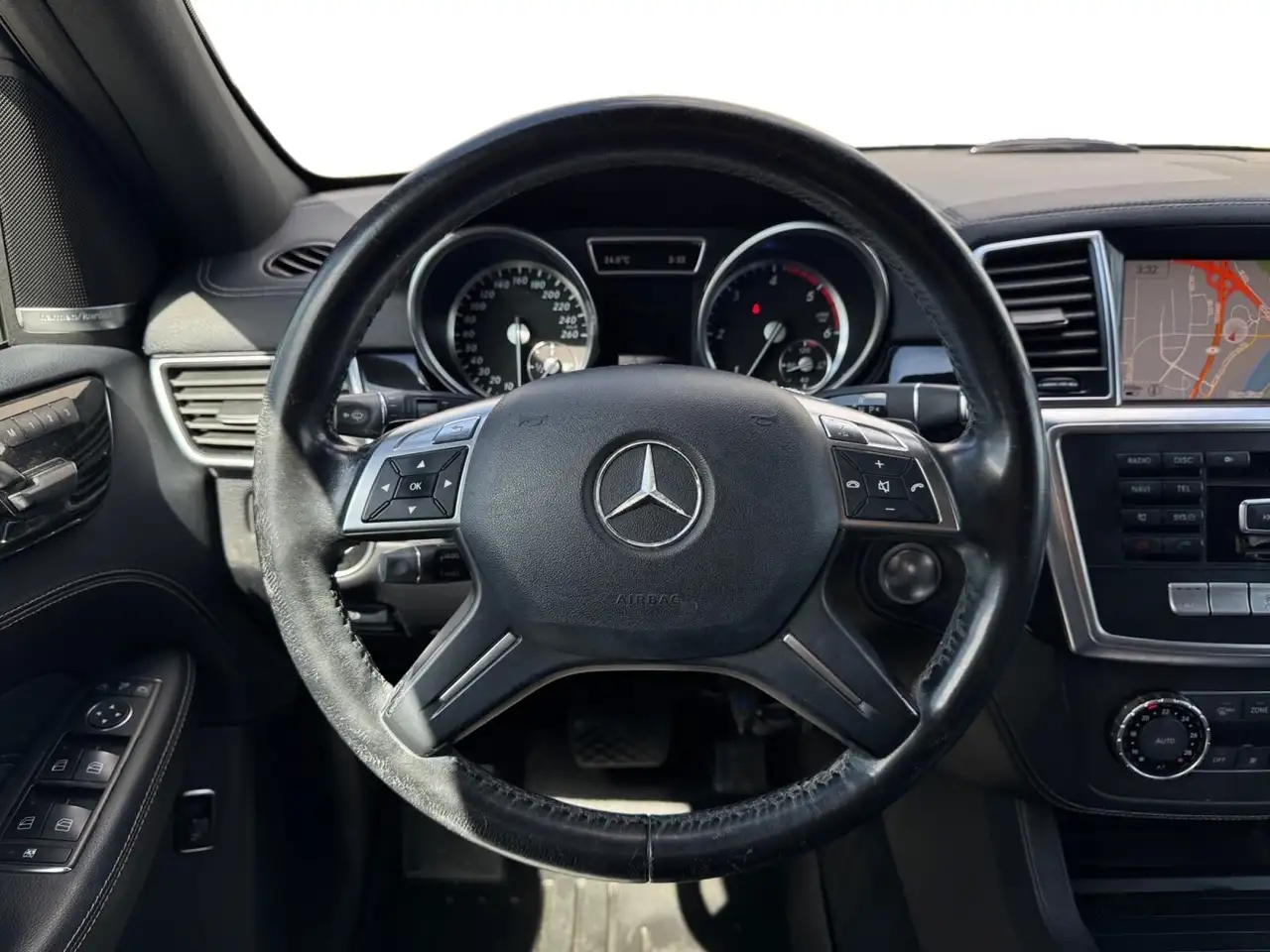 Mercedes-Benz M-Class снимка Mercedes-Benz M-Class