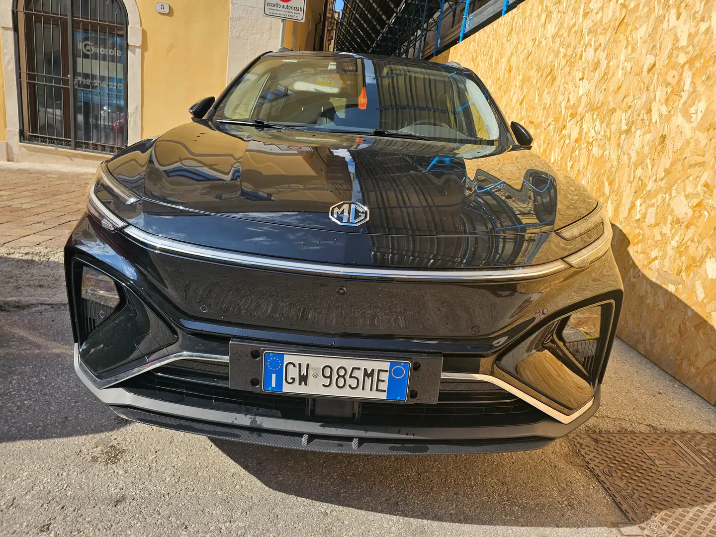 MG Marvel R Marvel R Luxury crna - 1