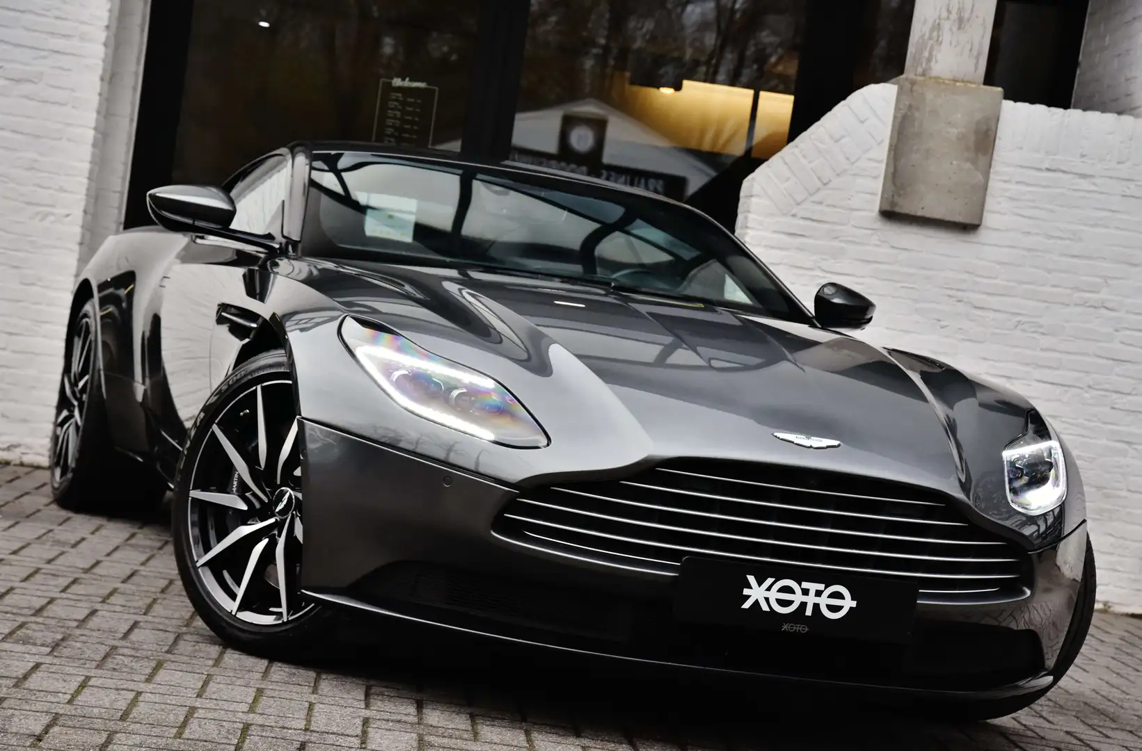 Aston Martin DB11 V8 COUPE ***1HD / FULL ASTON MARTIN HISTORY*** Vert - 2