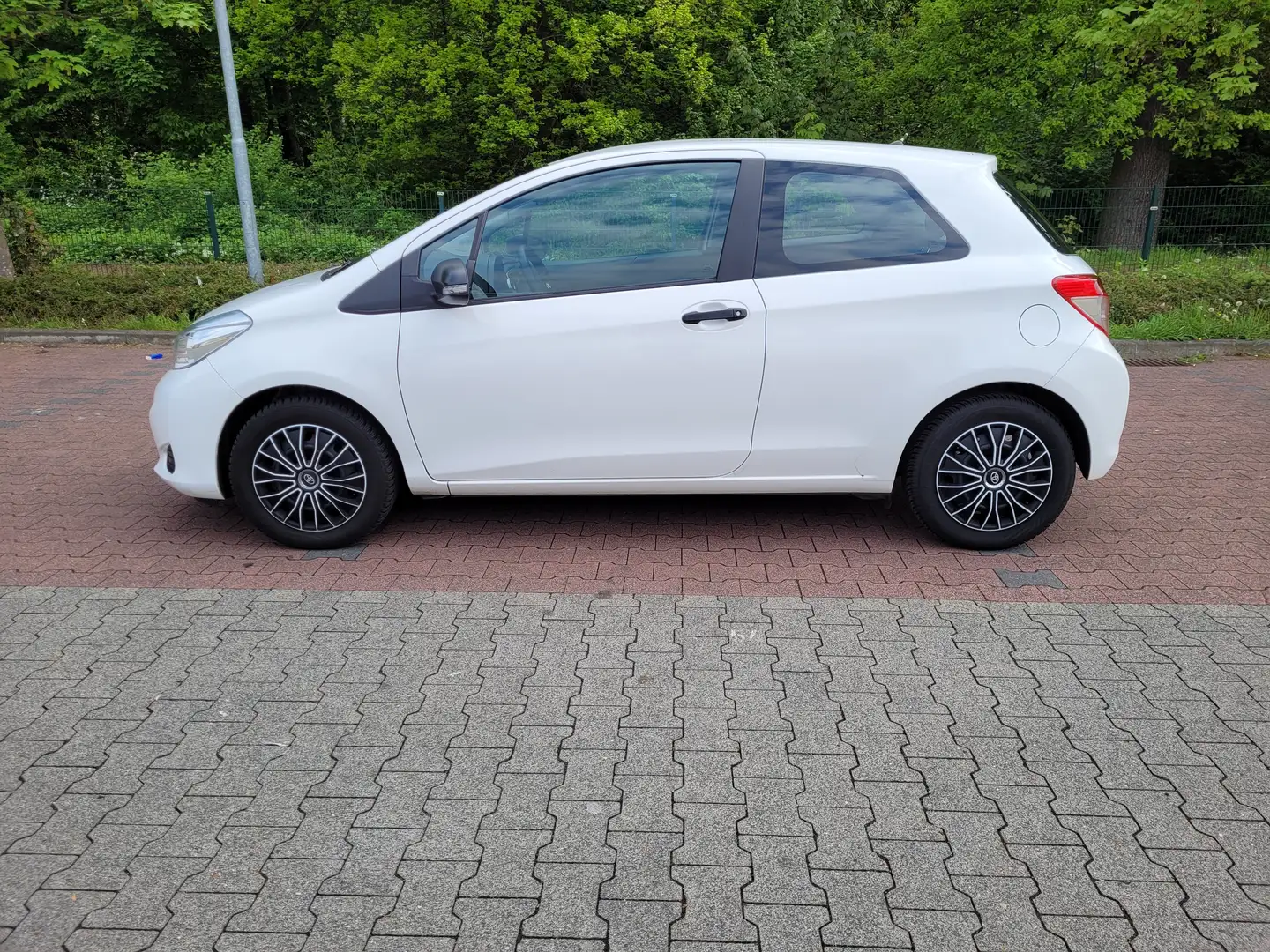 Toyota Yaris 1.33 VVT-i Cool LED, Service, Reifen NEU - 2
