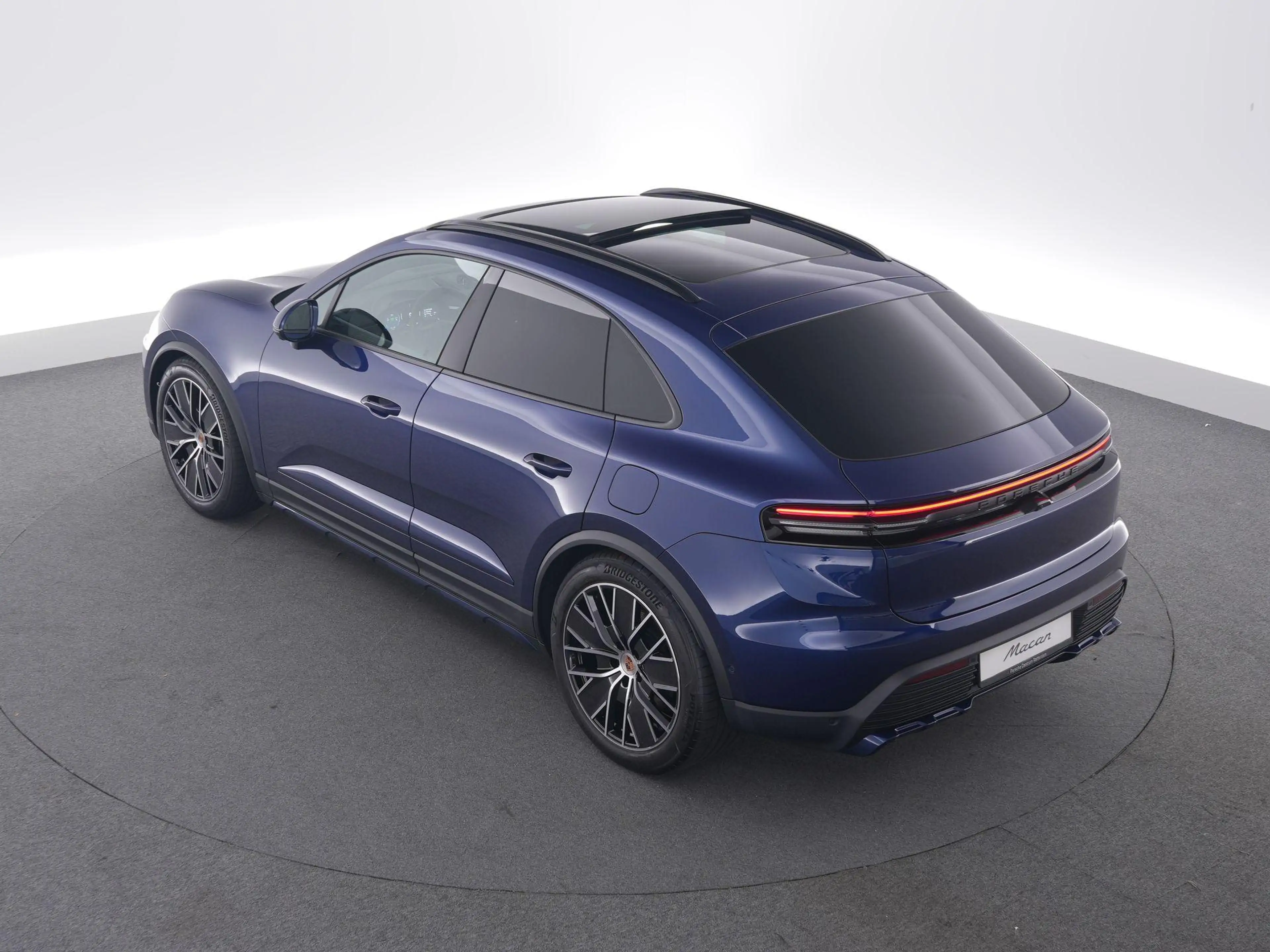 Porsche Macan 4 100 kWh — photo 10
