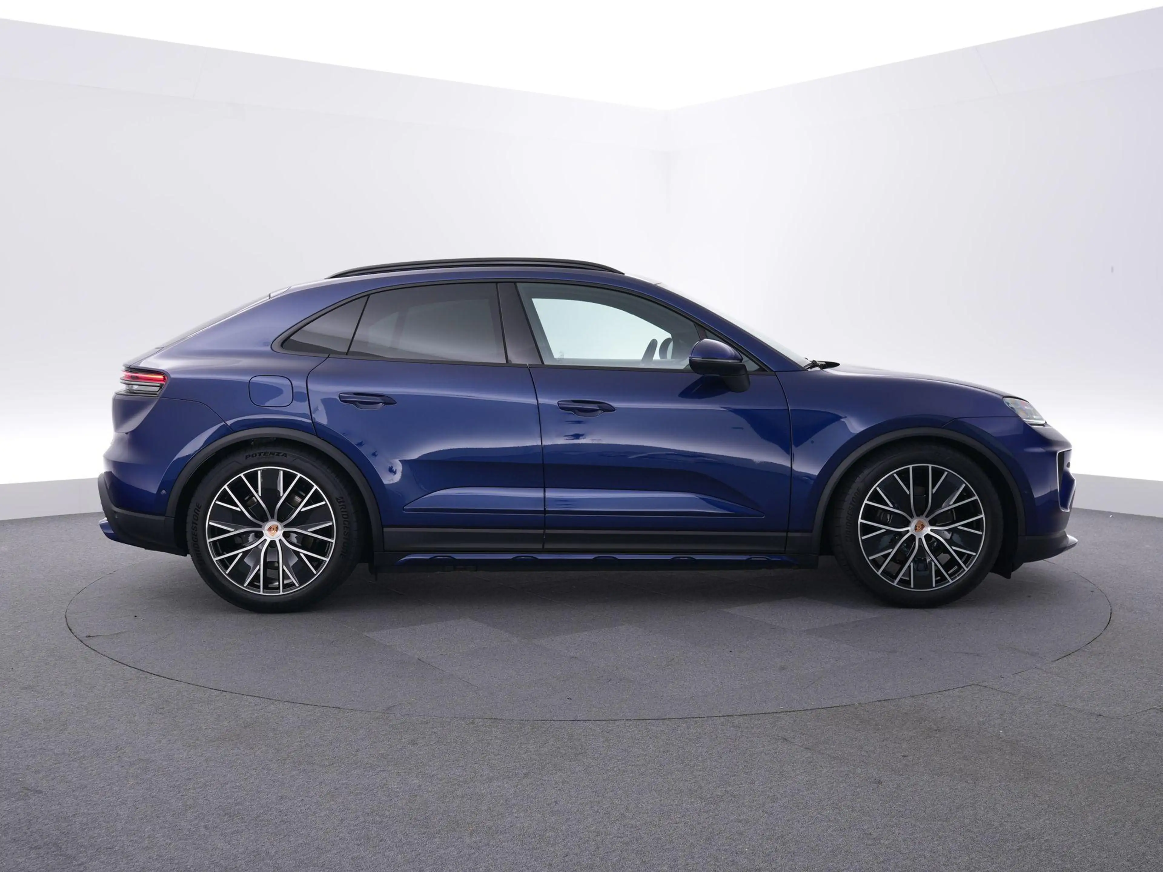Porsche Macan 4 100 kWh — photo 6