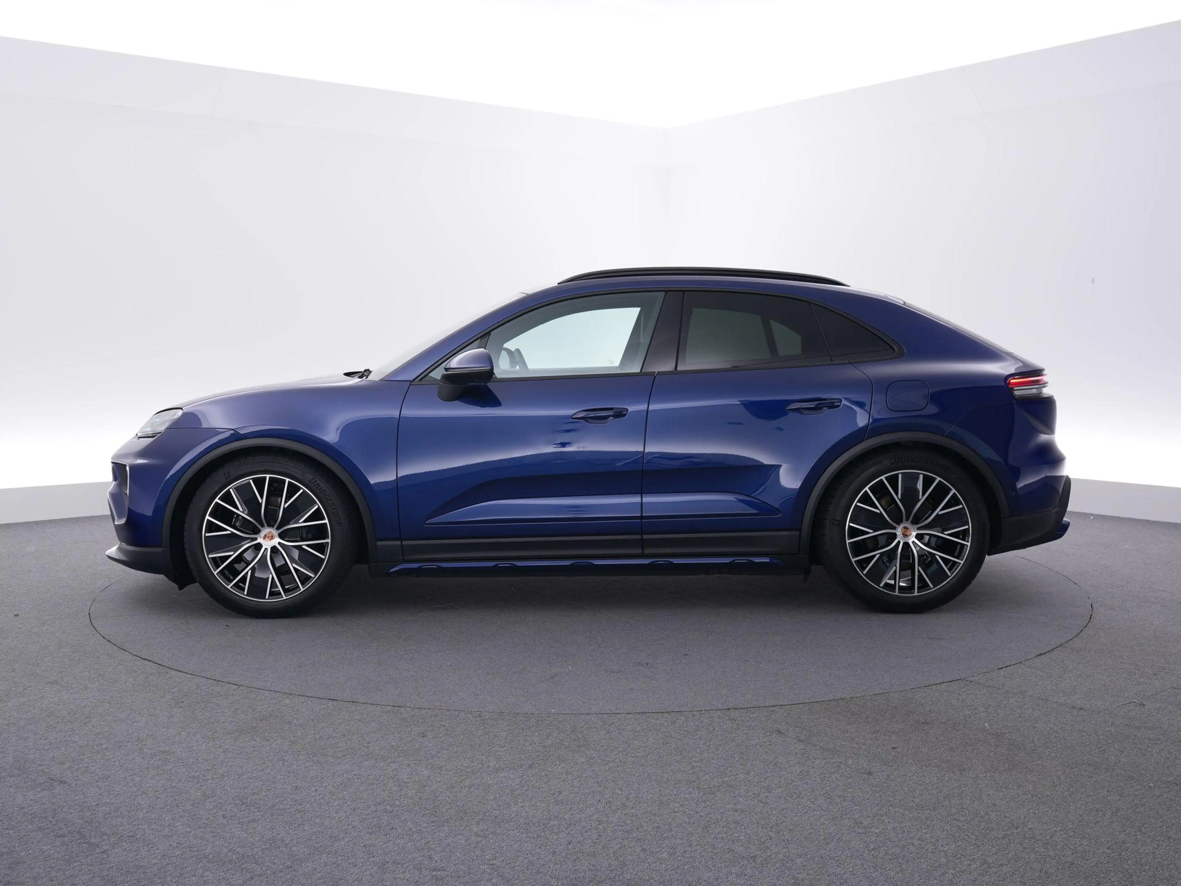 Porsche Macan 4 100 kWh — photo 2
