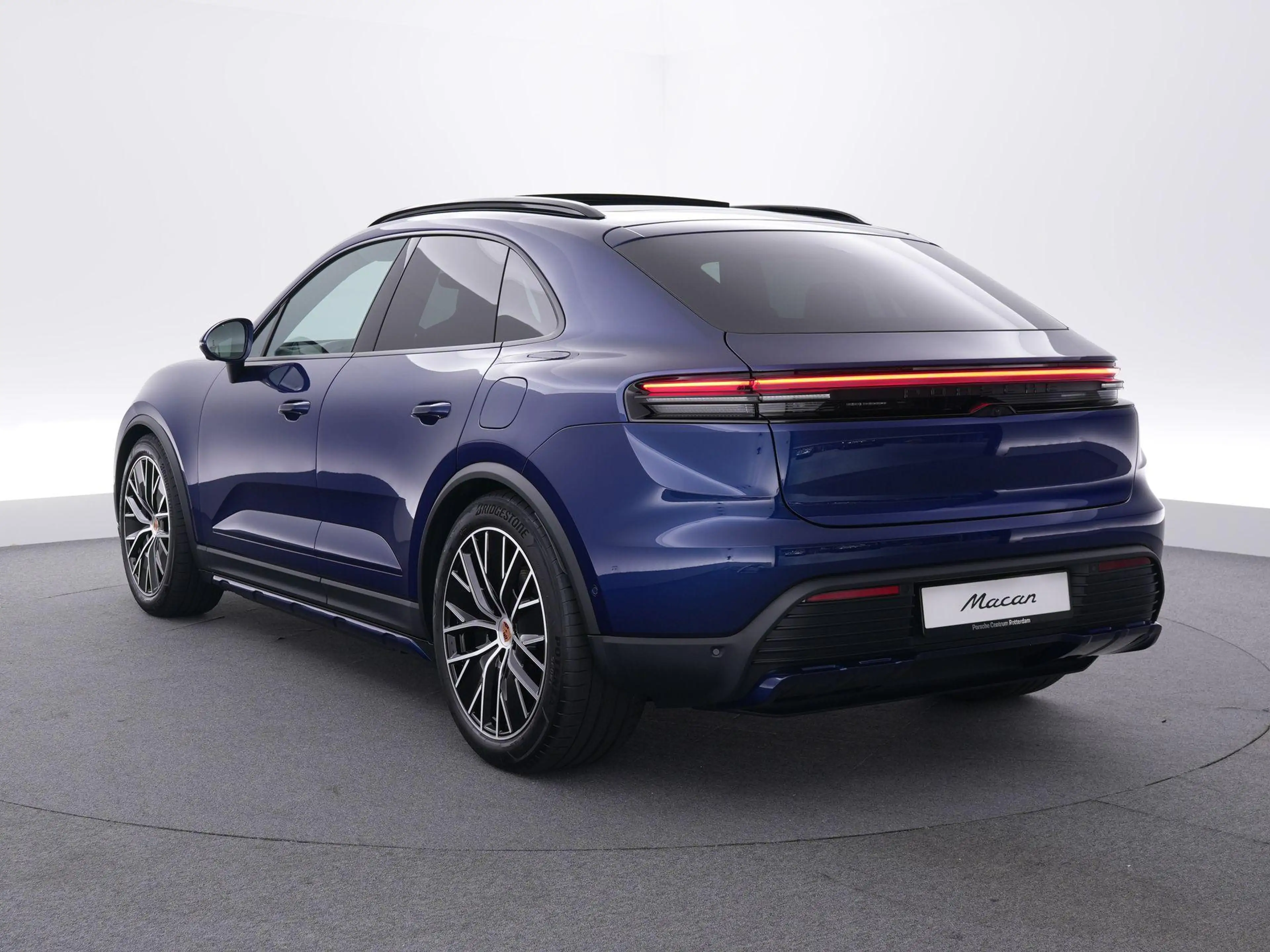 Porsche Macan 4 100 kWh — photo 3