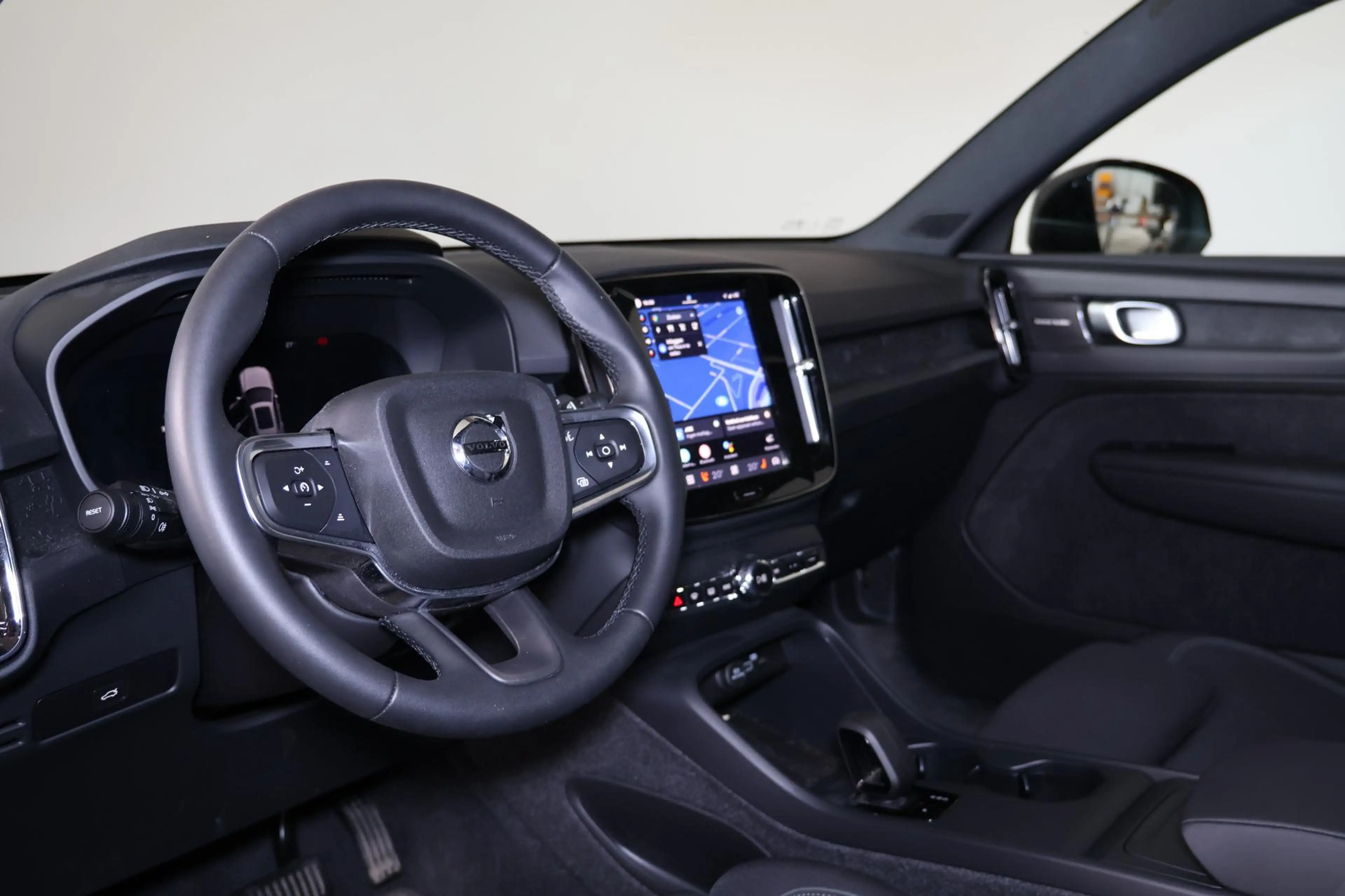 Volvo EX40 Performance Ultra Black Edition 82 kWh - Panorama/ — photo 14