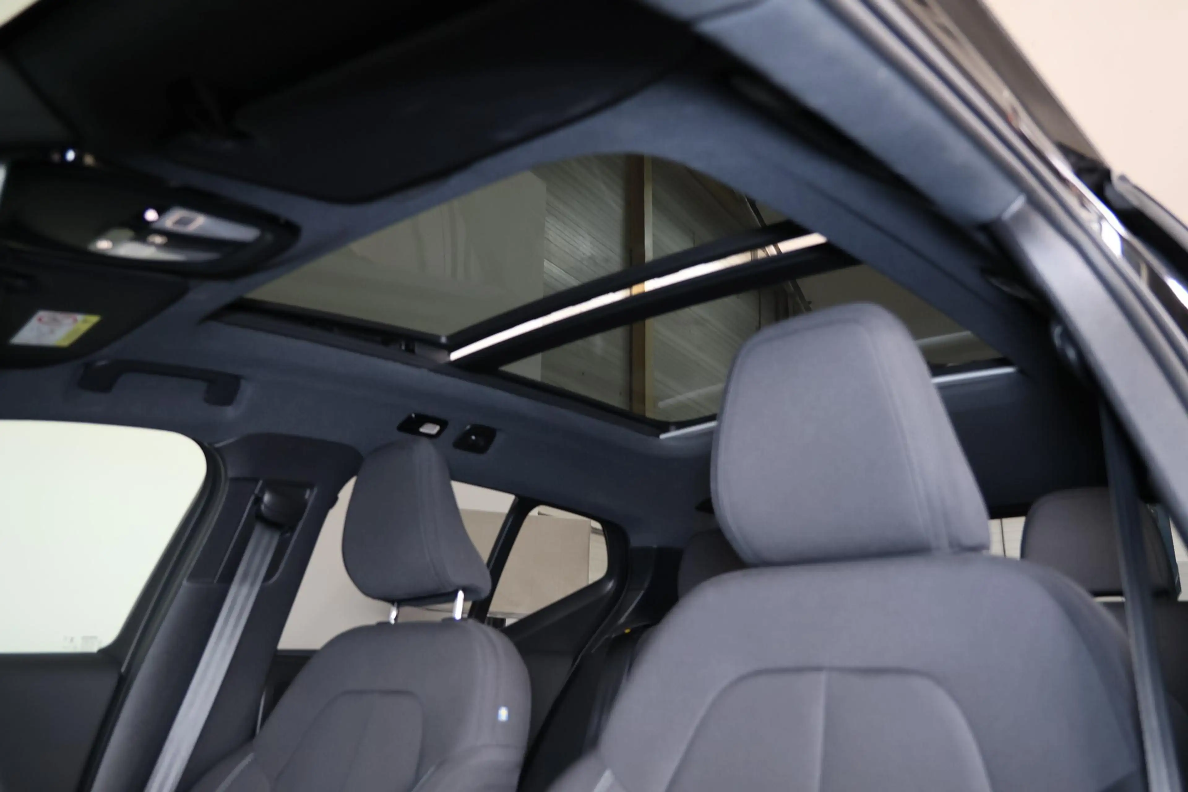 Volvo EX40 Performance Ultra Black Edition 82 kWh - Panorama/ — photo 6