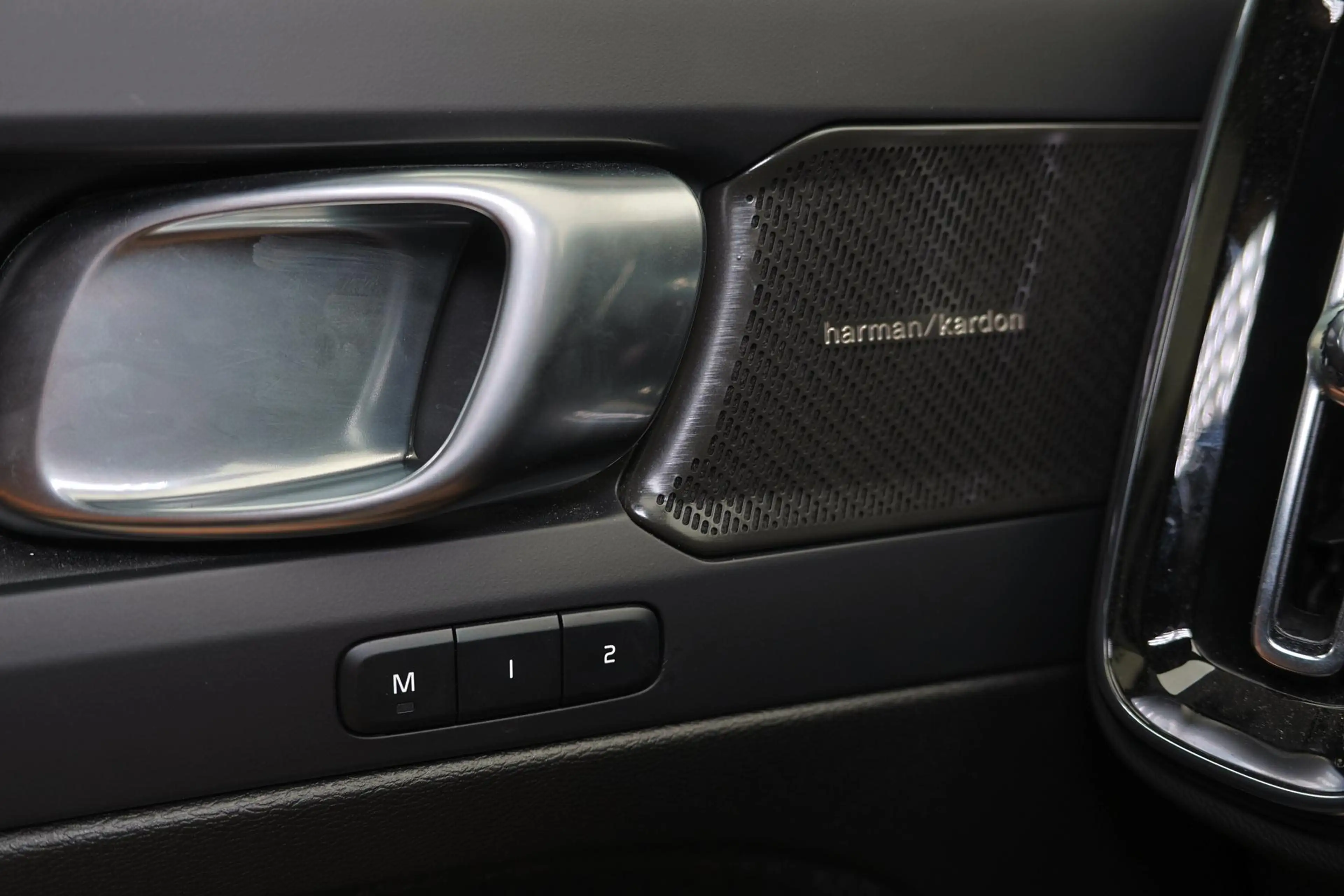Volvo EX40 Performance Ultra Black Edition 82 kWh - Panorama/ — photo 12