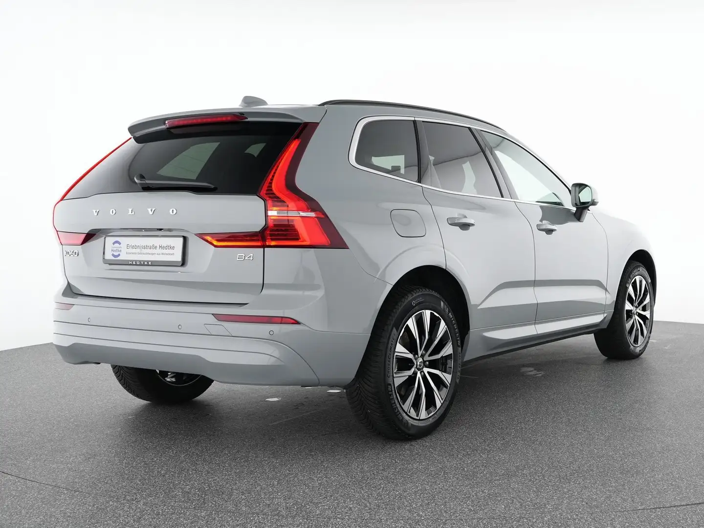Volvo XC60 B4 Diesel Core 19"+AHK+ACC+WINTER-PAKET Šedá - 2