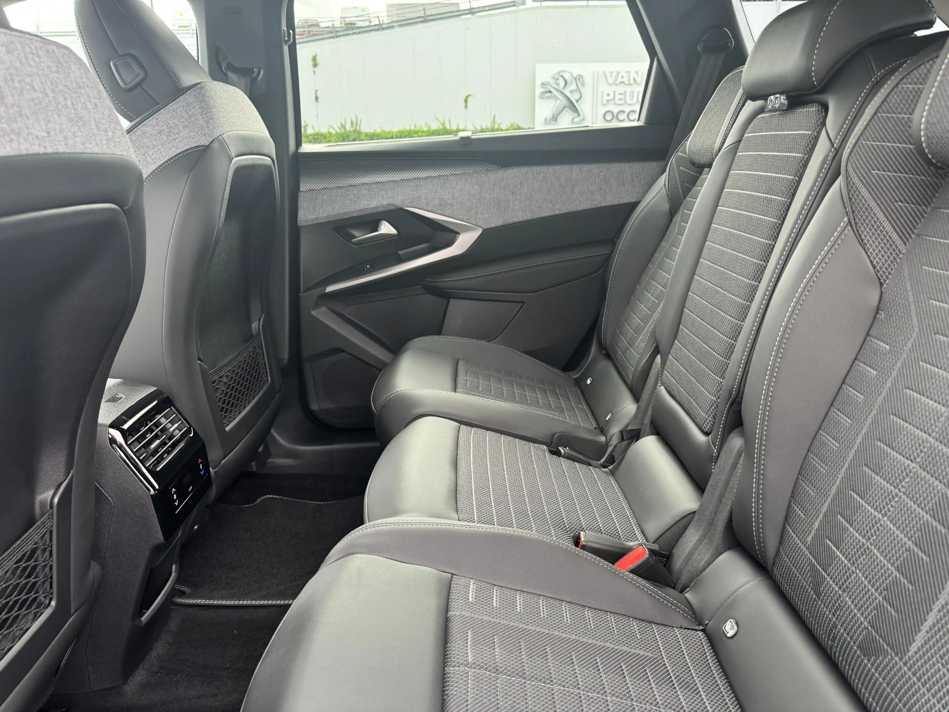 Peugeot 5008 1.2 Hybrid 145 GT 7p — photo 15