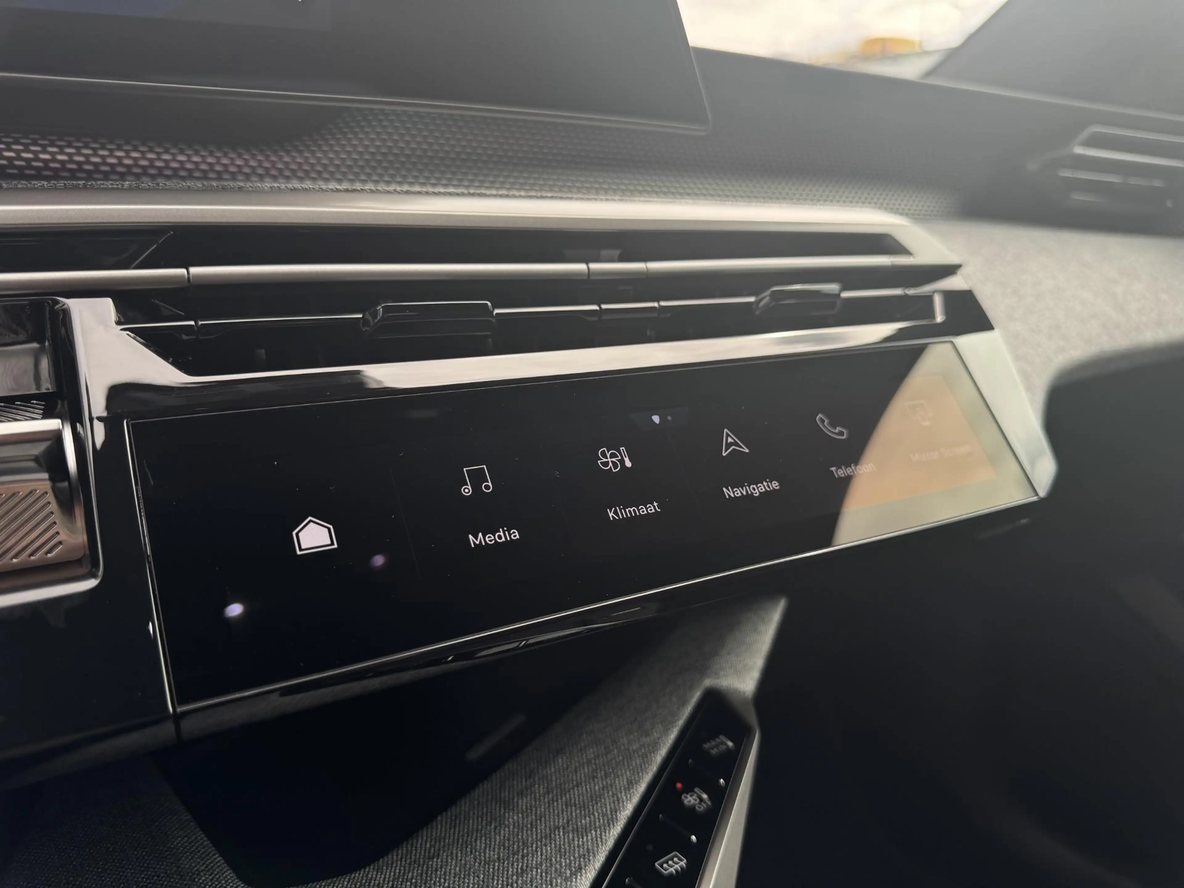 Peugeot 5008 1.2 Hybrid 145 GT 7p — photo 12