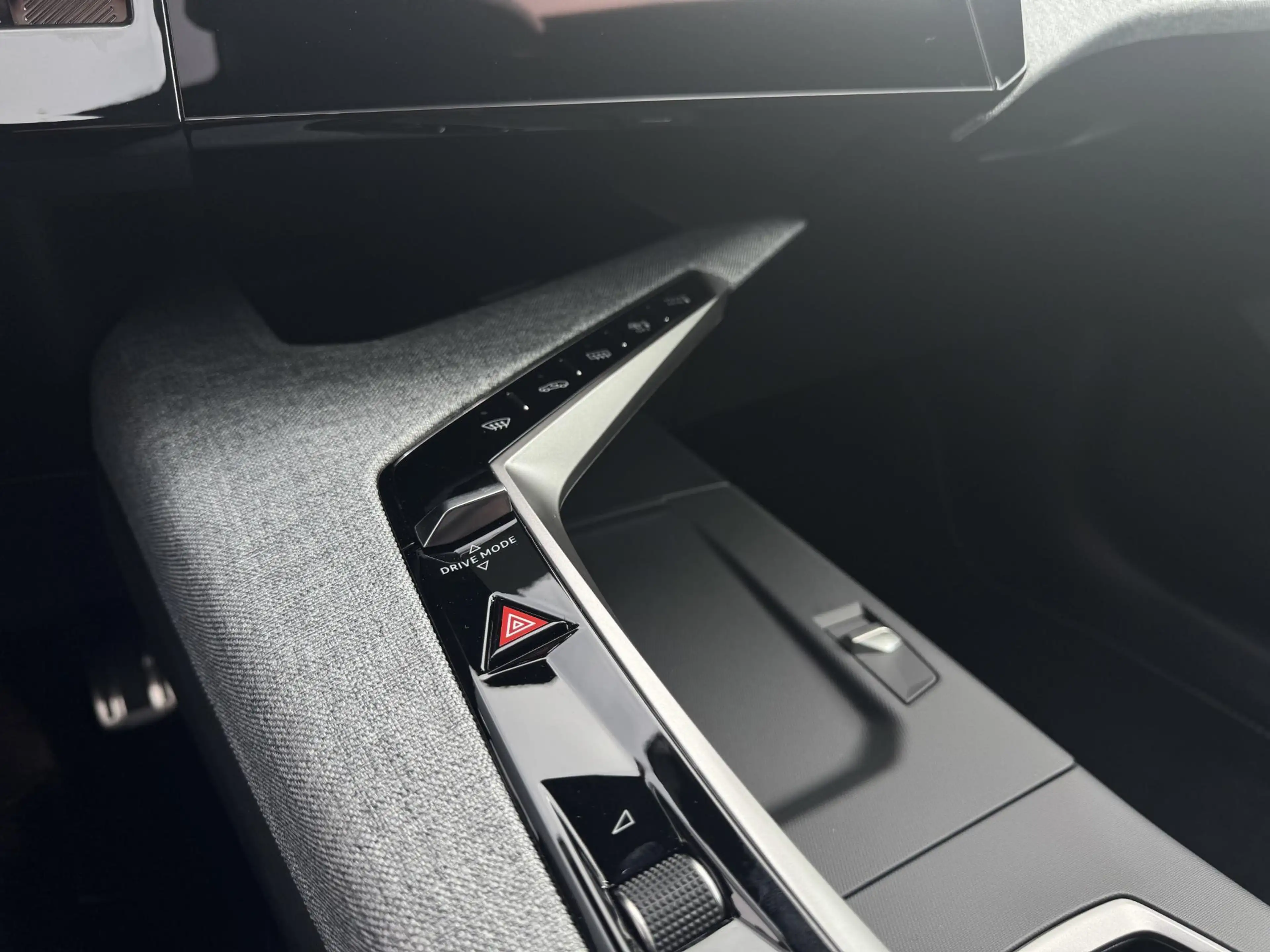 Peugeot 5008 1.2 Hybrid 145 GT 7p — photo 11