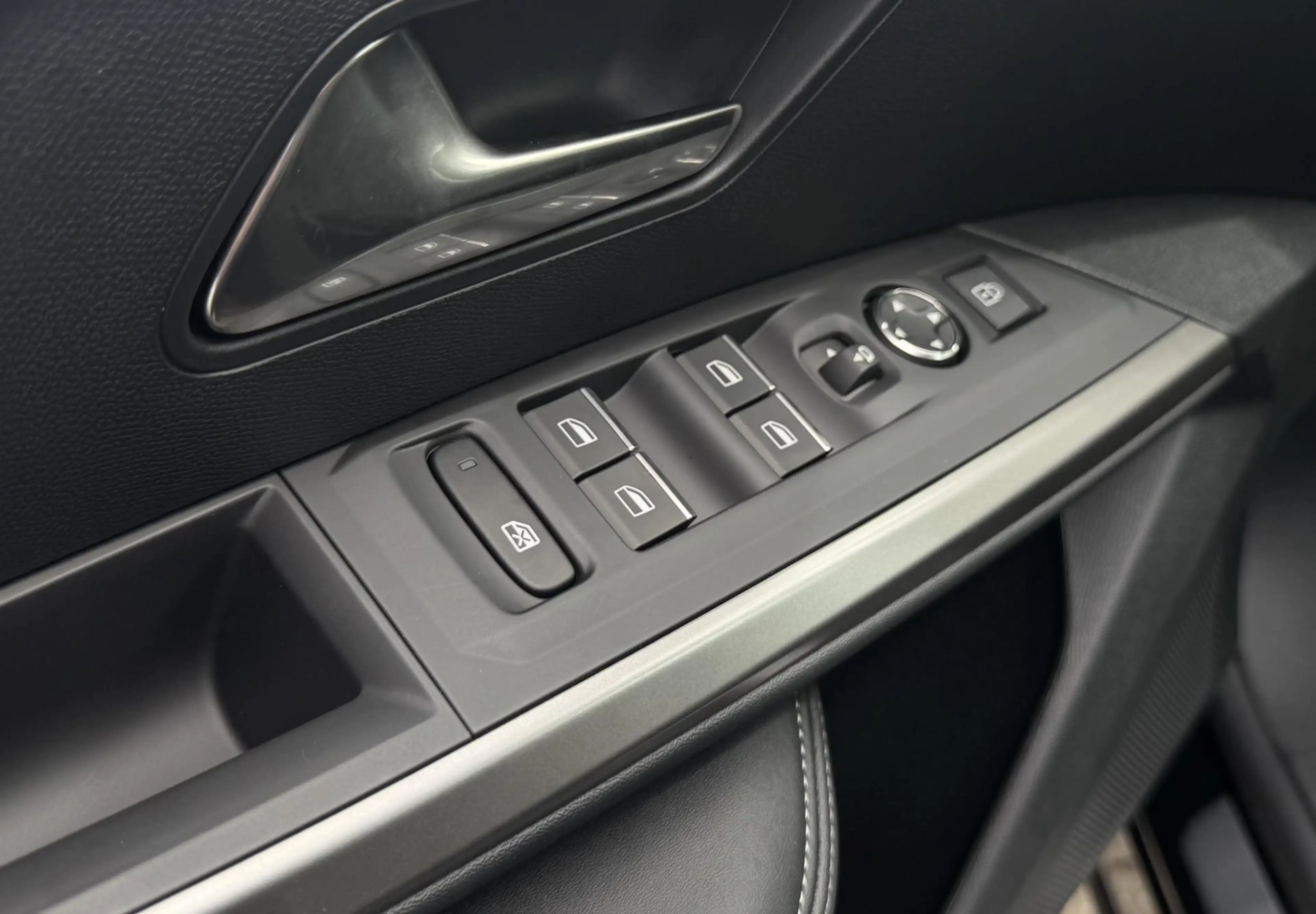 Peugeot 5008 1.2 Hybrid 145 GT 7p — photo 9