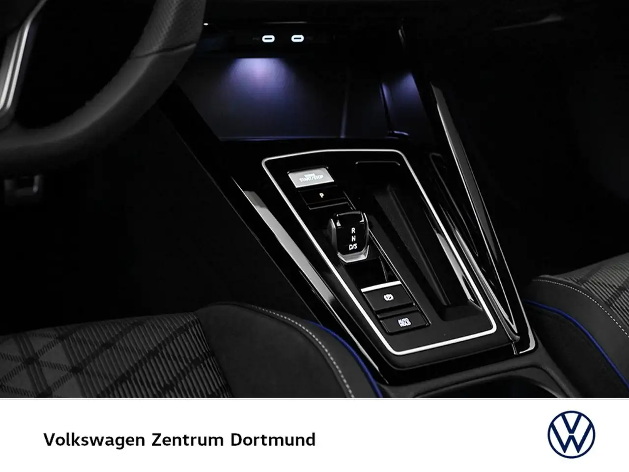 Volkswagen Golf VIII 1.5 eTSI R-LINE BLACK STYLE CAM LM18 15