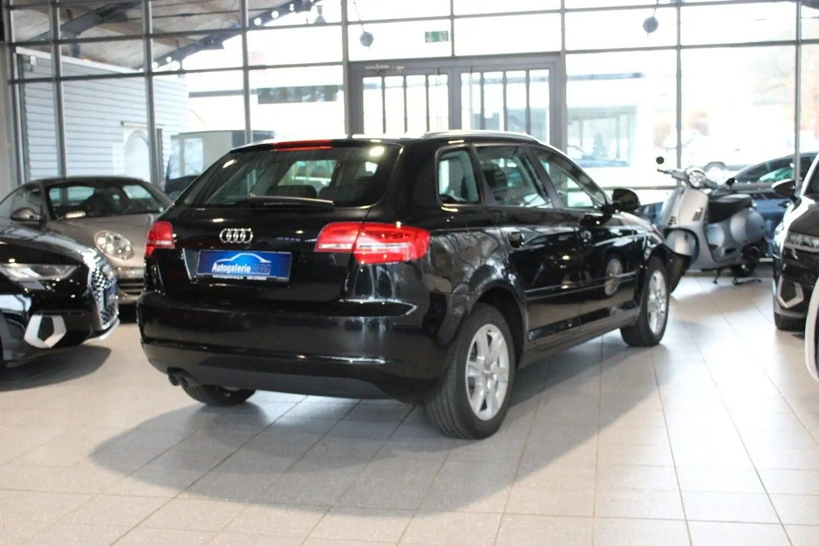 Audi A3 Sportback 2.0 TDI Attraction Xenon PDC SHZ Schwarz - 2