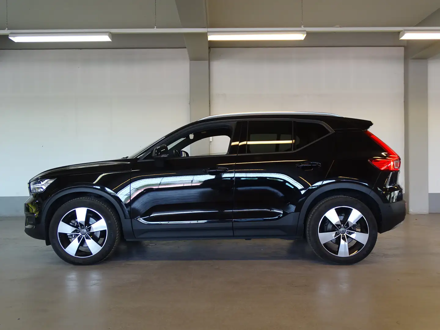Volvo XC40 2.0 T5 AWD | Panorama dak | 360 Camera | Harman Ka Zwart - 1