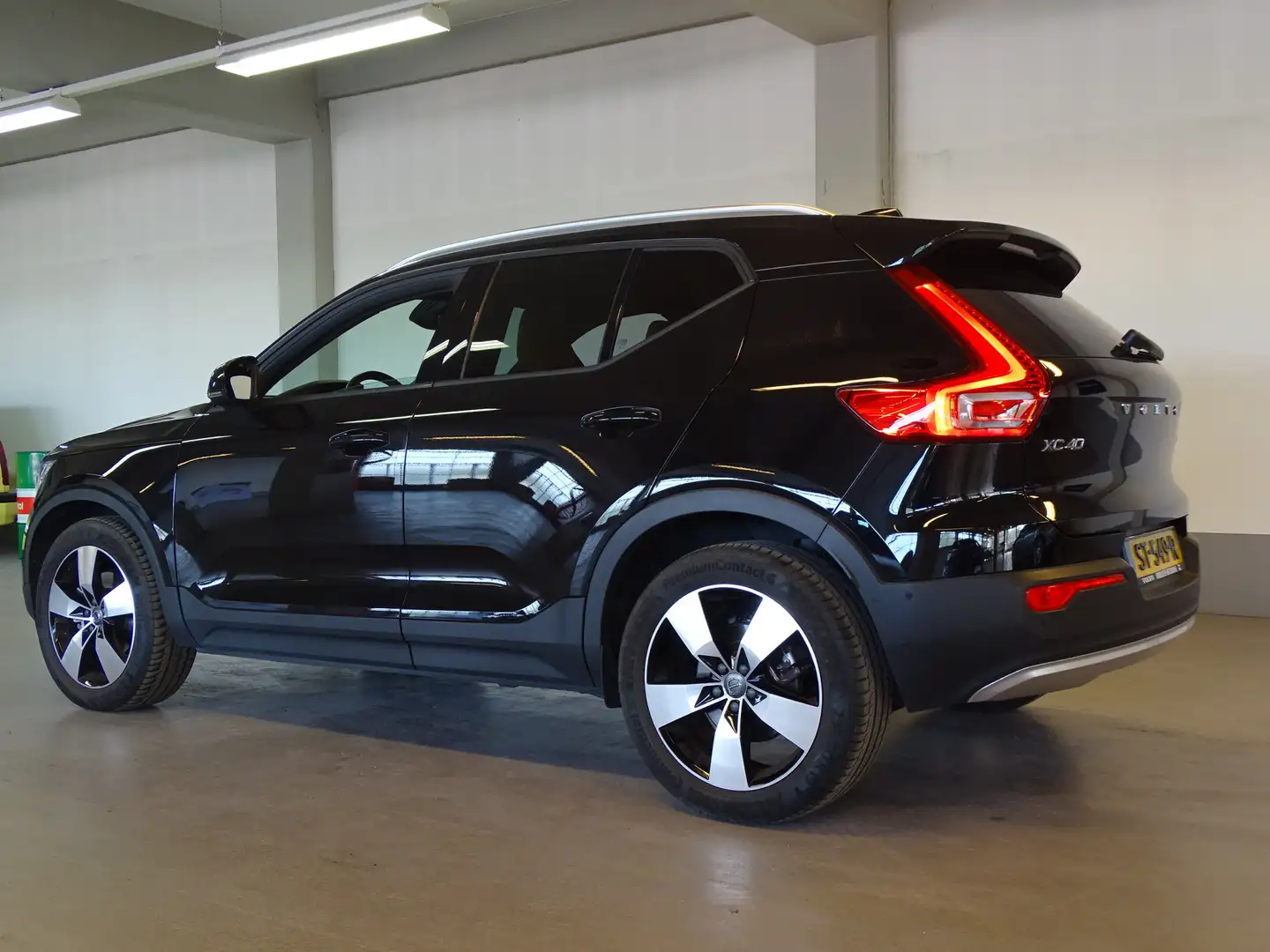 Volvo XC40 2.0 T5 AWD | Panorama dak | 360 Camera | Harman Ka Zwart - 2