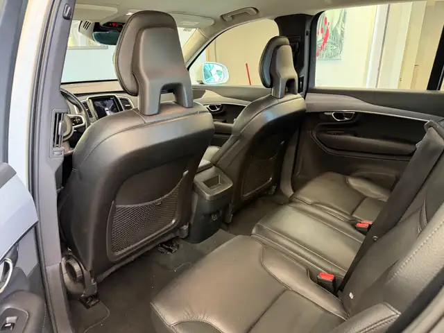 Volvo XC90 view 10
