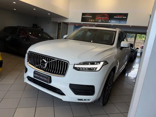 Volvo XC90 view 3
